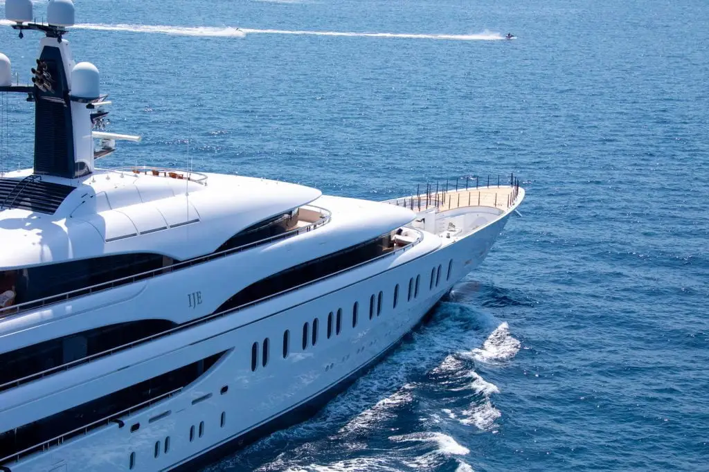 Yacht Charter APA Management – Superyacht Operations 2026 - Echonautique.com Superyacht navigating at sea illustrating yacht charter APA management infrastructure in 2026