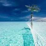Empty over-water hammock in the middle of tropical lagoon - Echonautique.com