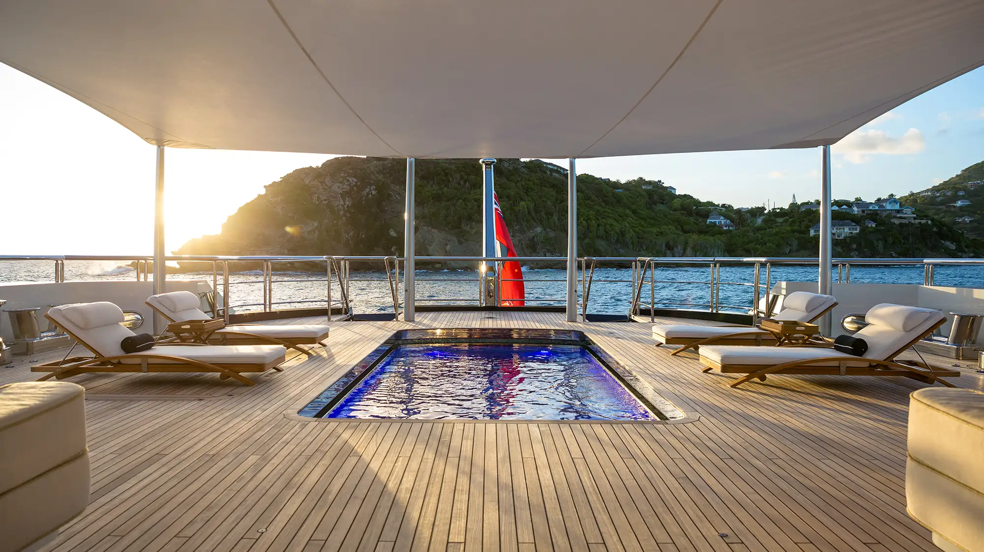 black pearl-2000x 1123px-Main Deck - Swimming Pool - Echonautique.com black pearl