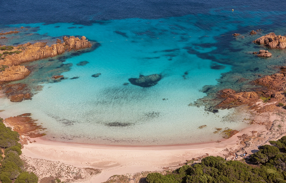 sardinia-pink beach in arcipelago la Maddalena_404787036-1200x771px - Echonautique.com Aerial view of Spiaggia Rosa, the protected Pink Beach of Budelli Island in La Maddalena Archipelago, Sardinia