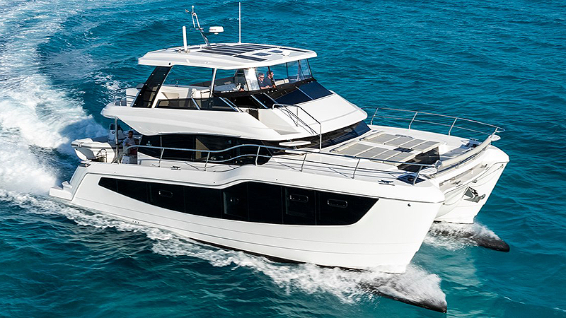 Aquila 50 Yacht – 16 m power catamaran European debut - Echonautique.com Aquila 50 Yacht motor catamaran with wide flybridge and spacious deck layout