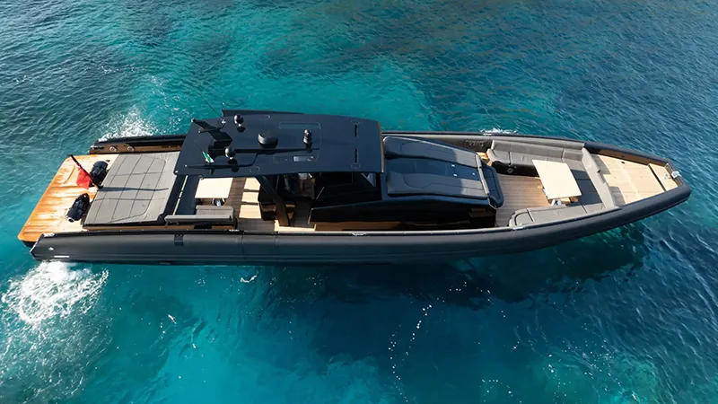 Novamarine BS200 – 20 m sports cruiser world debut - Echonautique.com Novamarine BS200 high-speed sports cruiser with circular bow lounge and sleek hard-top design