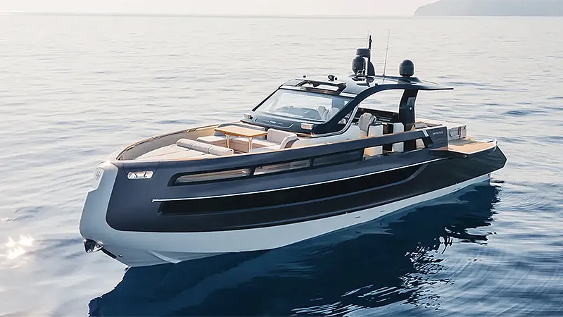 Invictus TT550 – 17 m open yacht world premiere - Echonautique.com Invictus TT550 open motor yacht with carbon hardtop and foldable side terraces