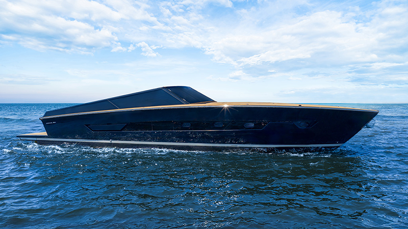 Itama 54 – 17 m open sport cruiser world debut - Echonautique.com Itama 54 open sport cruiser with classic Italian lines and wide aft sunpad