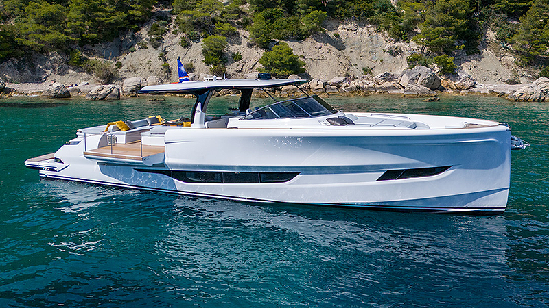 Solaris Power 60 Coupé motor yacht with deep-V hull and sleek walkaround design