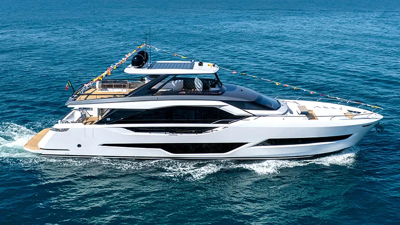 Ferretti Yachts 800 – New 24m flybridge - Echonautique.com Ferretti Yachts 800 cruising with large panoramic windows
